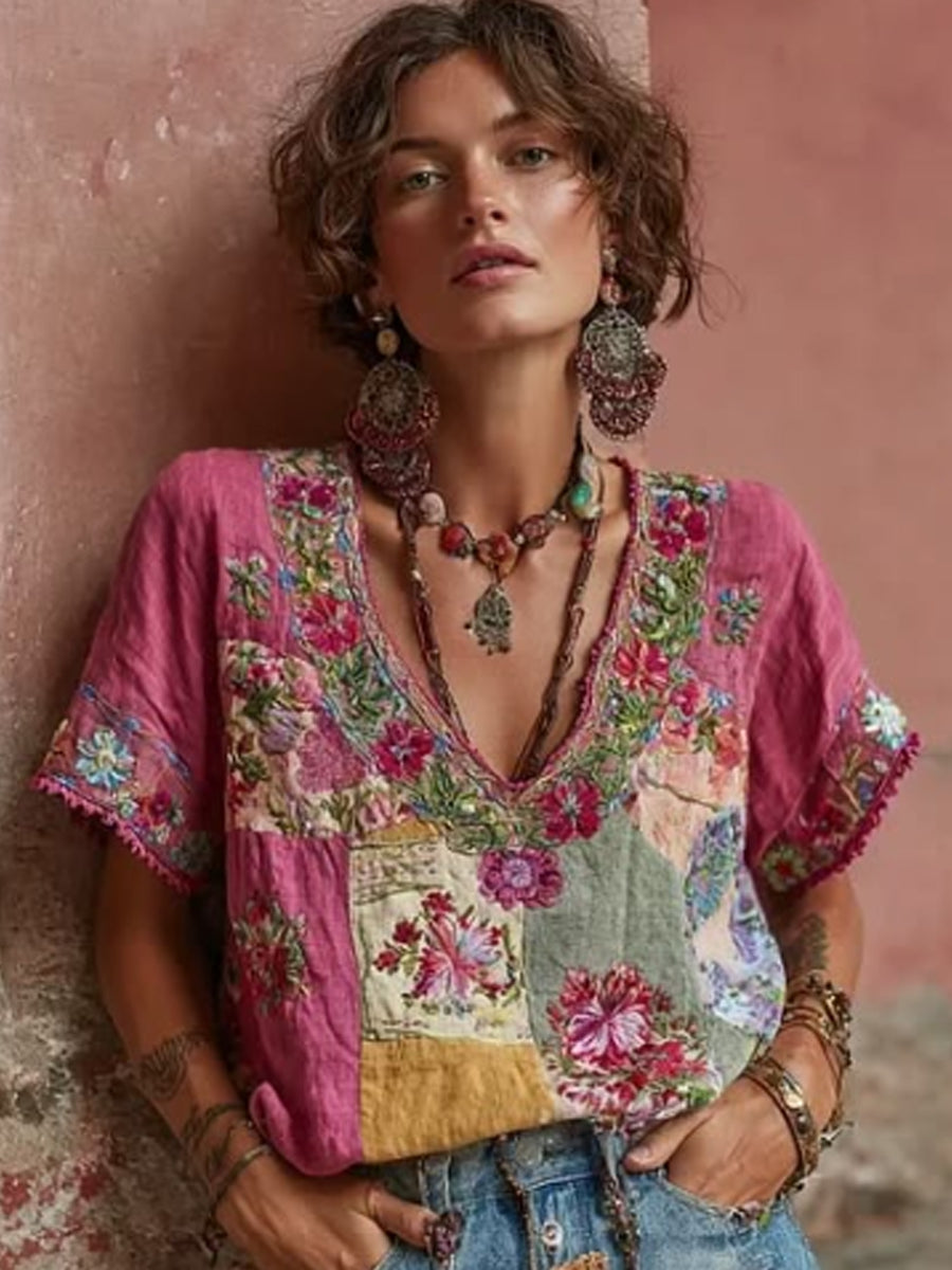 Damesbohemian t-shirt met bloemenborduurwerk, artiesten-halslijn en contrasterende kleuren, gemaakt van een linnenmix