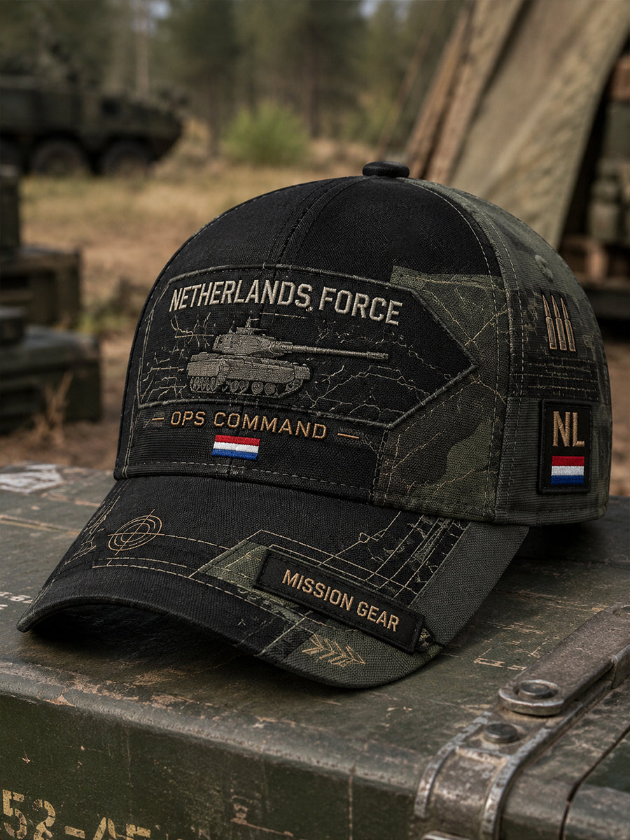 Muts met een camouflageprint in militaire stijl