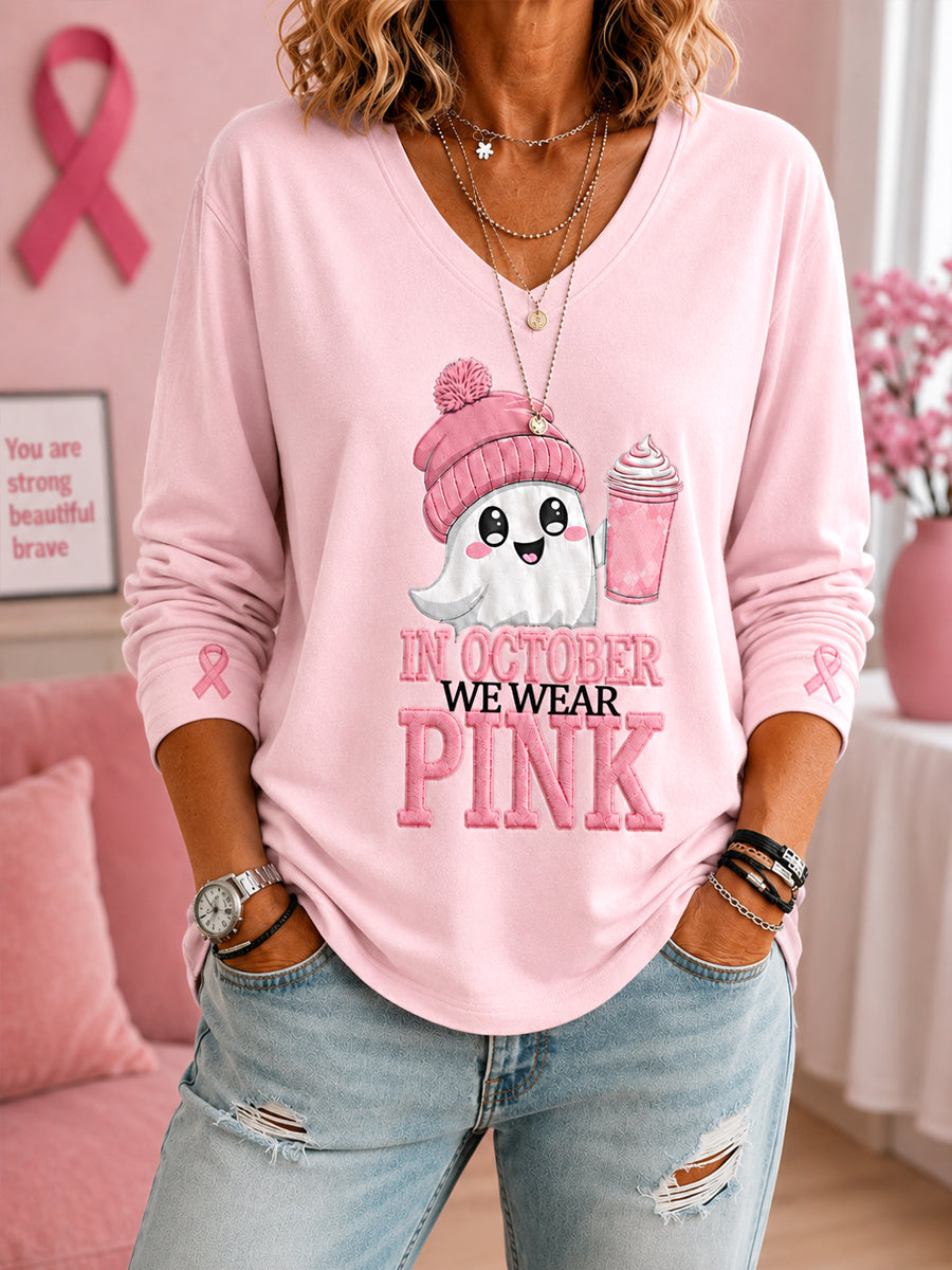 Vrouwen In oktober dragen we roze Halloween-roze spookprint borstkankerbewustwordingsondersteuning T-shirt met V-hals en lange mouwen