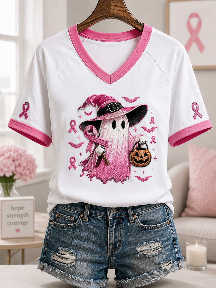 Vrouwen In oktober dragen we roze Halloween-roze spookprint T-shirt met V-hals ter ondersteuning van borstkankerbewustwording