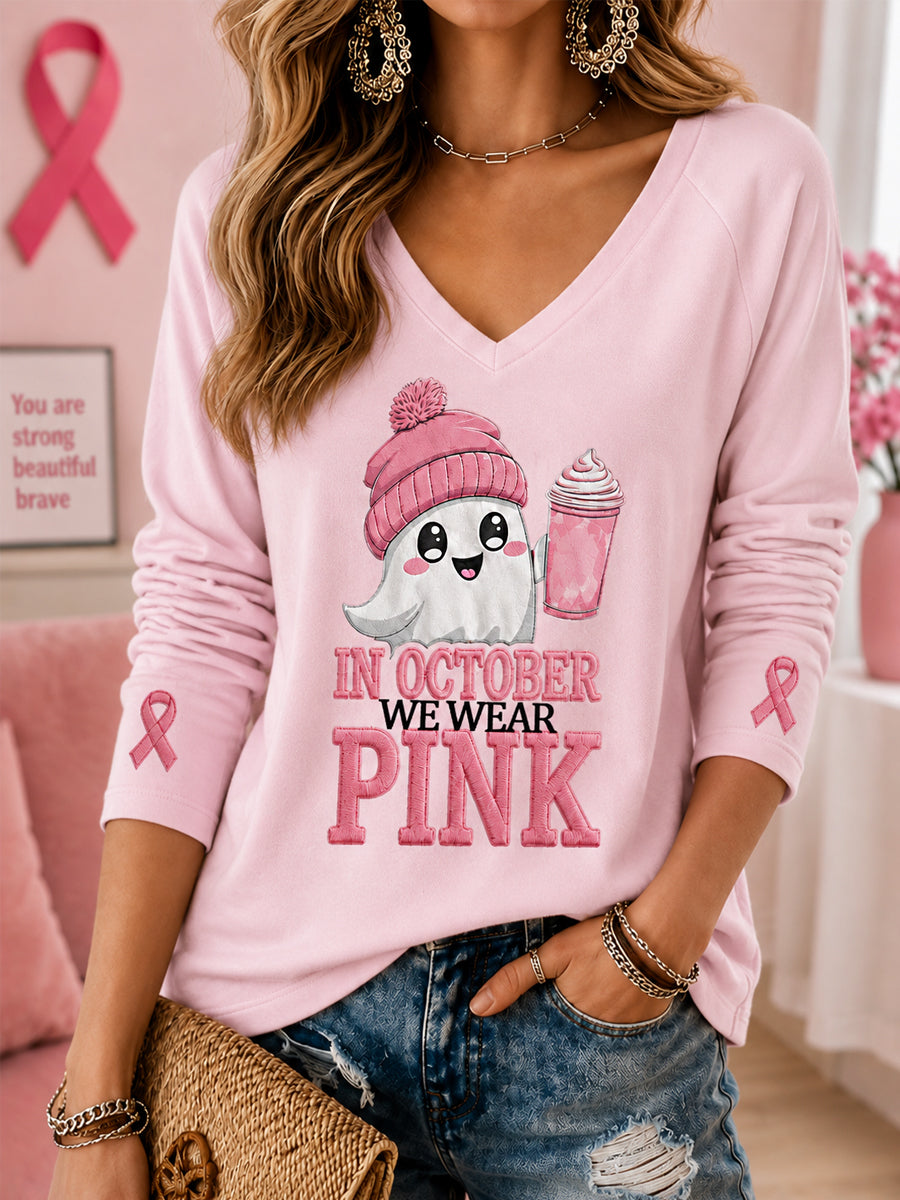 Vrouwen In oktober dragen we roze Halloween-roze spookprint borstkankerbewustwordingsondersteuning T-shirt met V-hals en lange mouwen