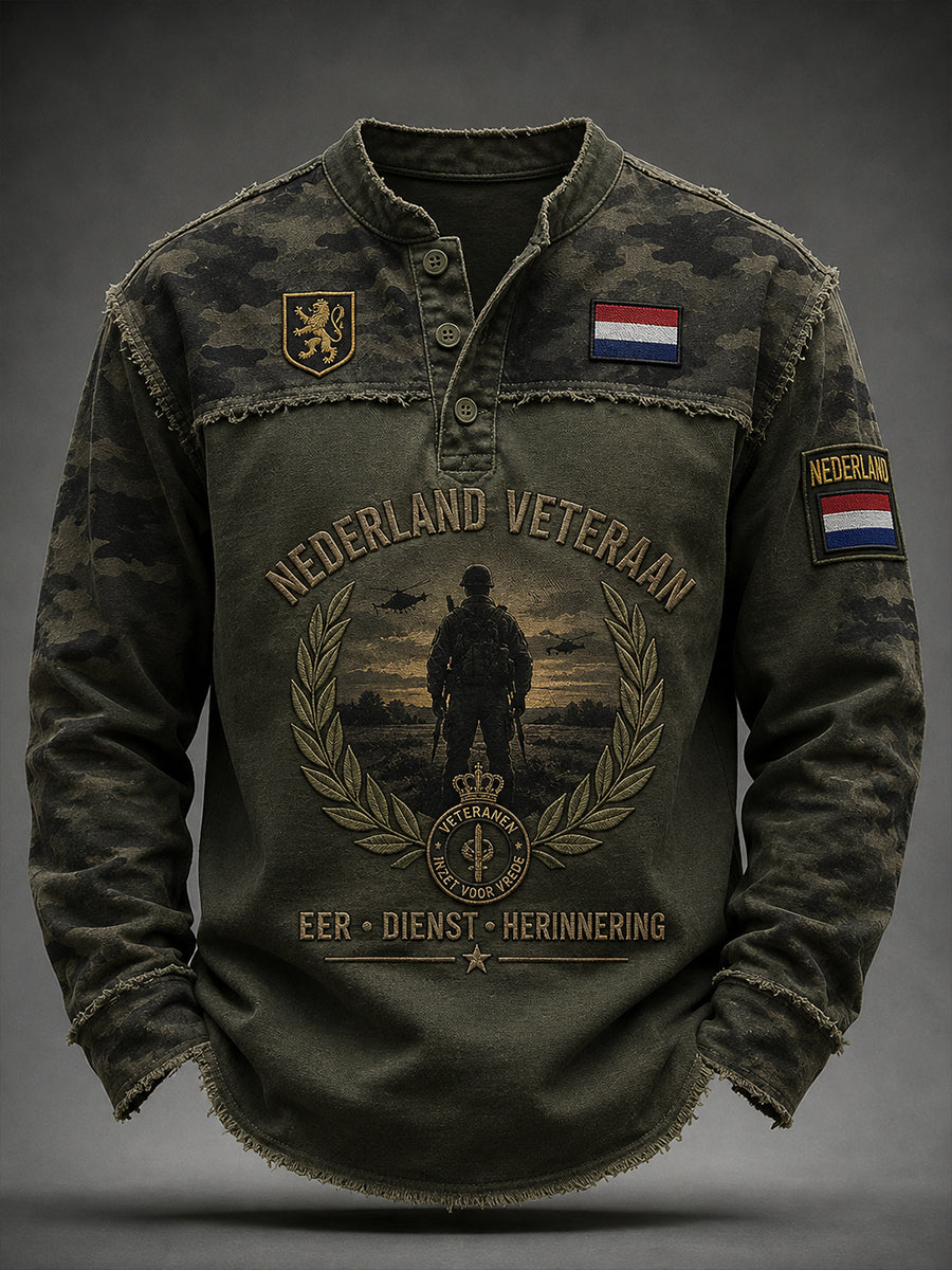 Herentop met lange mouwen in vintagestijl, voorzien van veteranthema‑camouflage en een herdenkingsprint