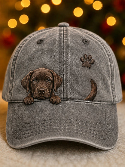 Schattige Labrador Retriever die om het hoekje gluurt en pootafdrukken uniseks muts