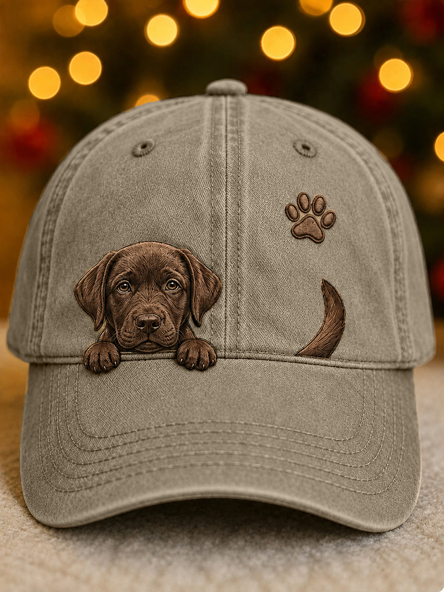 Schattige Labrador Retriever die om het hoekje gluurt en pootafdrukken uniseks muts