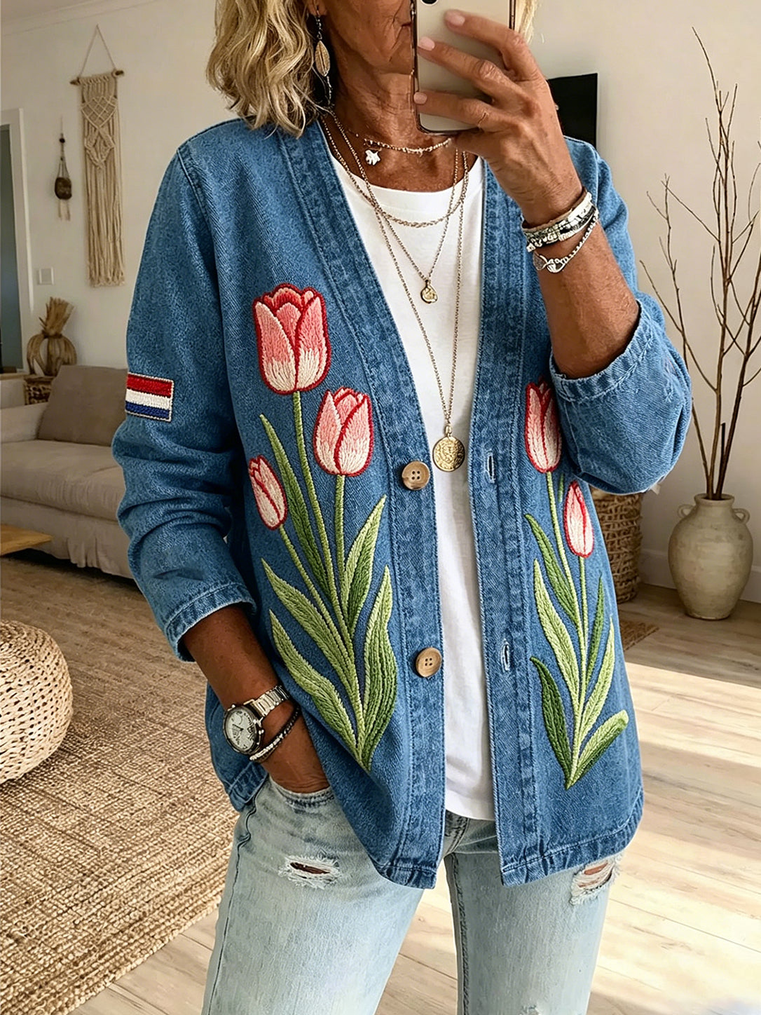 Damesdenimjack met geborduurde bloemenprint en lange mouwen