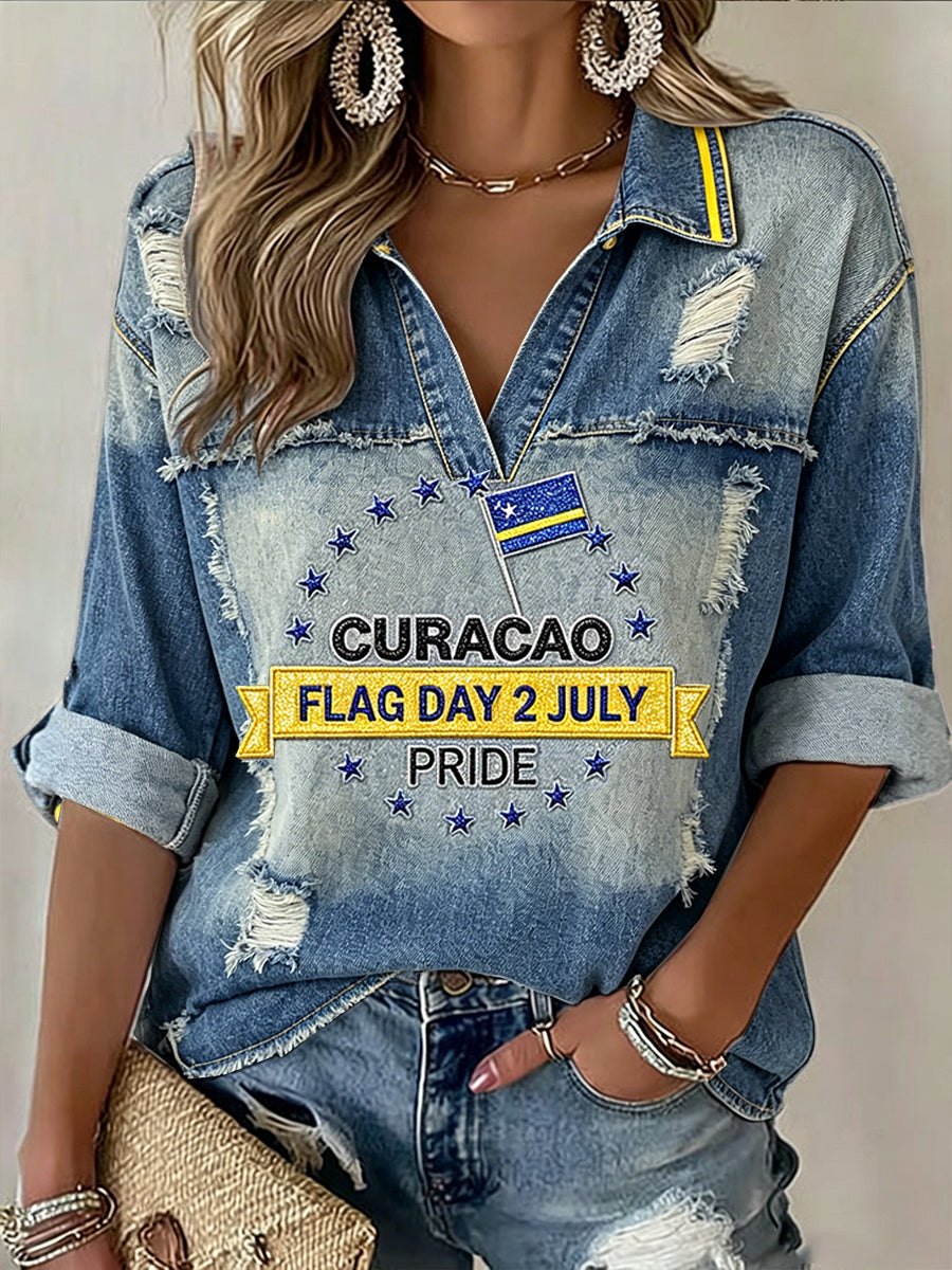 Damespoloshirt met vrijetijdsprint in spijkerstof en patchwork, met de vlag van Curaçao en een V-hals