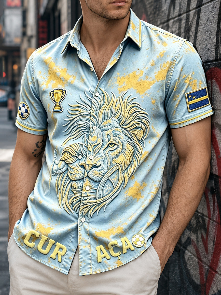 Lichtblauw gemêleerd casual overhemd met korte mouwen en print voor mannen, afgebeeld met de voetbaltroepen van Curaçao