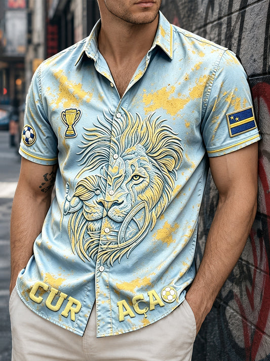 Lichtblauw gemêleerd casual overhemd met korte mouwen en print voor mannen, afgebeeld met de voetbaltroepen van Curaçao