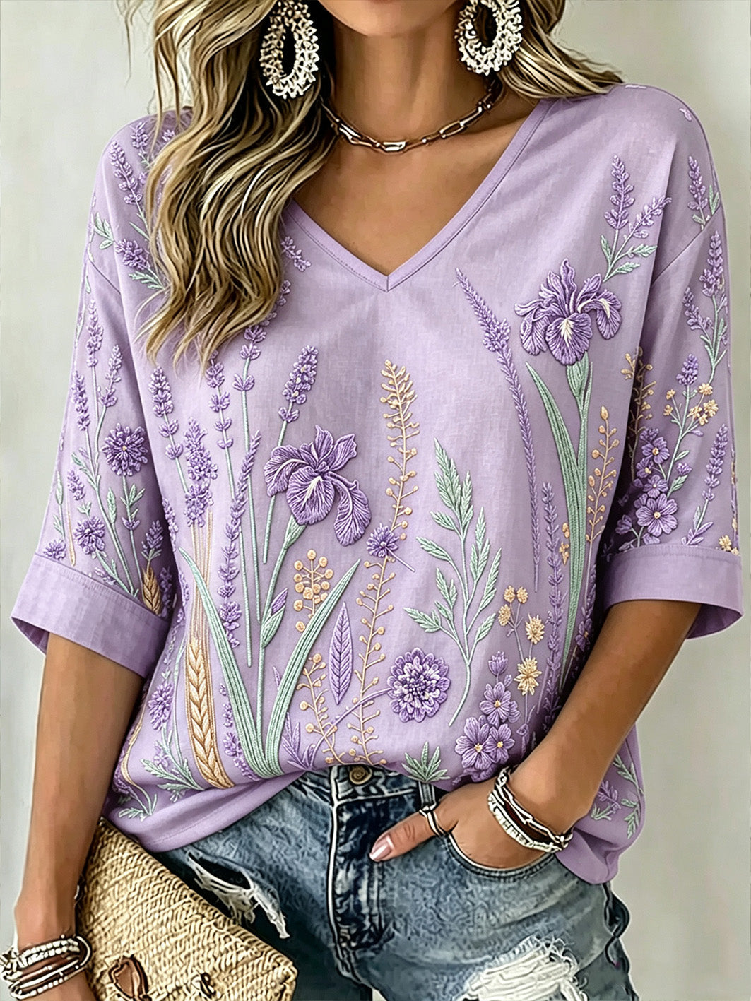 Paars t-shirt voor dames met plantenpatroon, middellange mouwen en V-hals