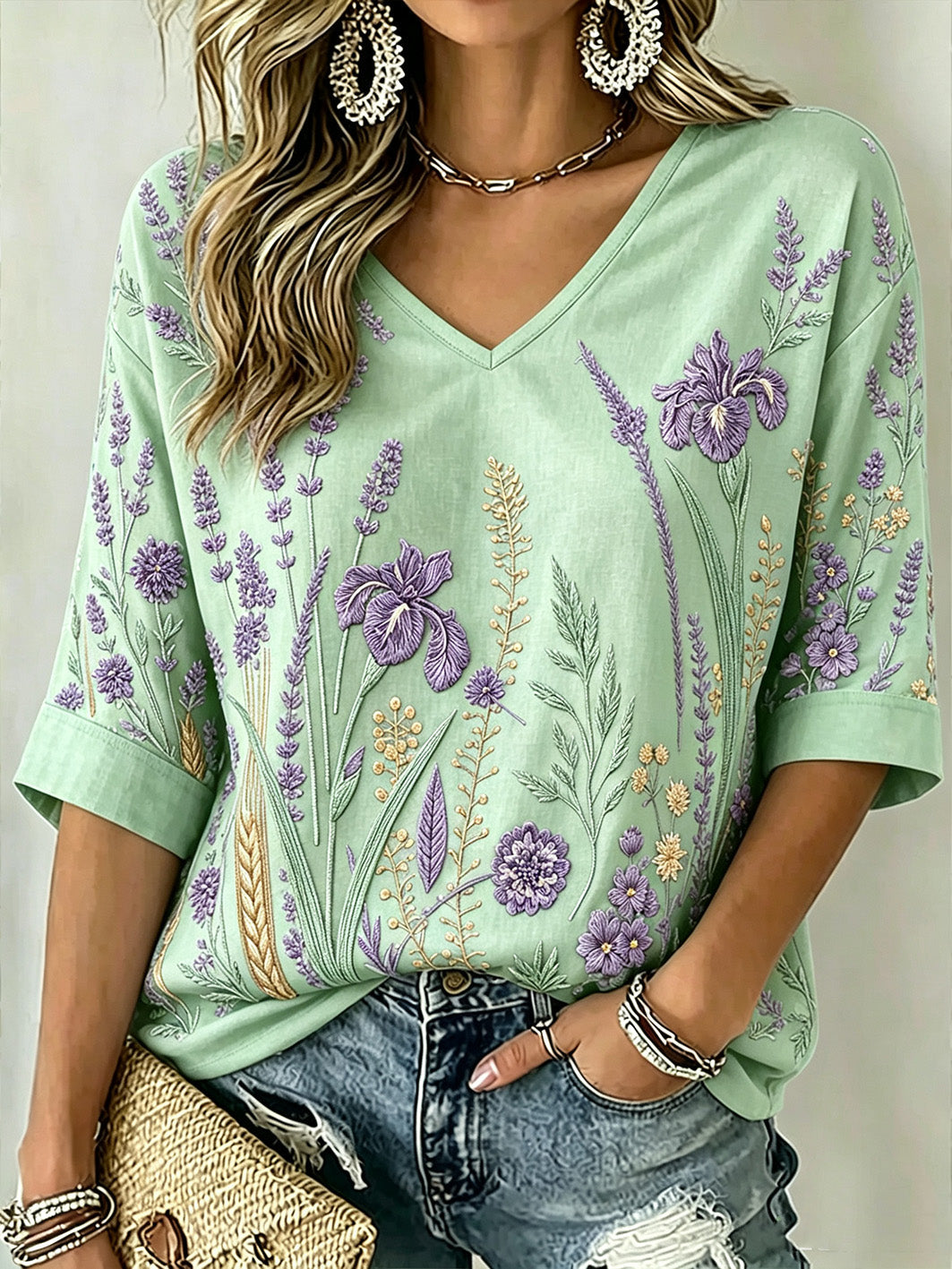 Paars t-shirt voor dames met plantenpatroon, middellange mouwen en V-hals