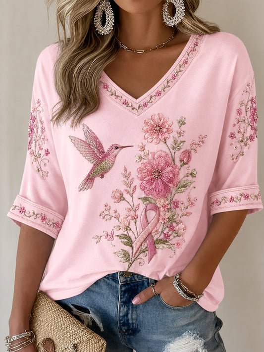 Roze t-shirt voor vrouwen met bloemen- en kolibrieprint, ter ondersteuning van borstkankerbewustwording, met driekwartmouwen en V-hals
