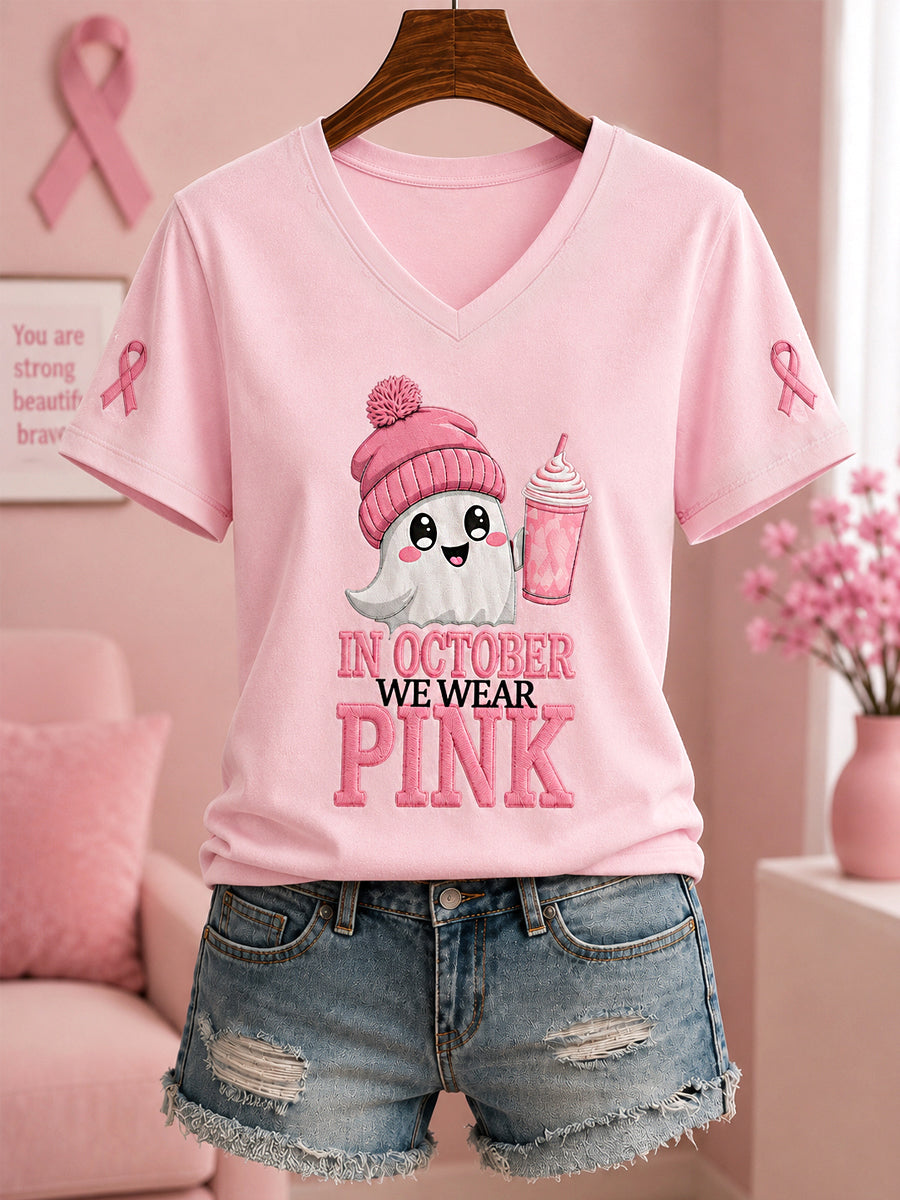 Vrouwen In oktober dragen we roze Halloween-roze spookprint T-shirt met V-hals ter ondersteuning van borstkankerbewustwording