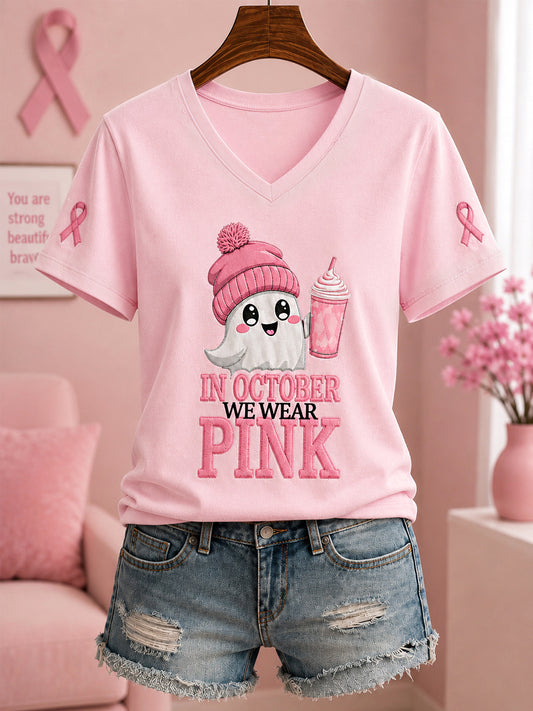 Vrouwen In oktober dragen we roze Halloween-roze spookprint T-shirt met V-hals ter ondersteuning van borstkankerbewustwording