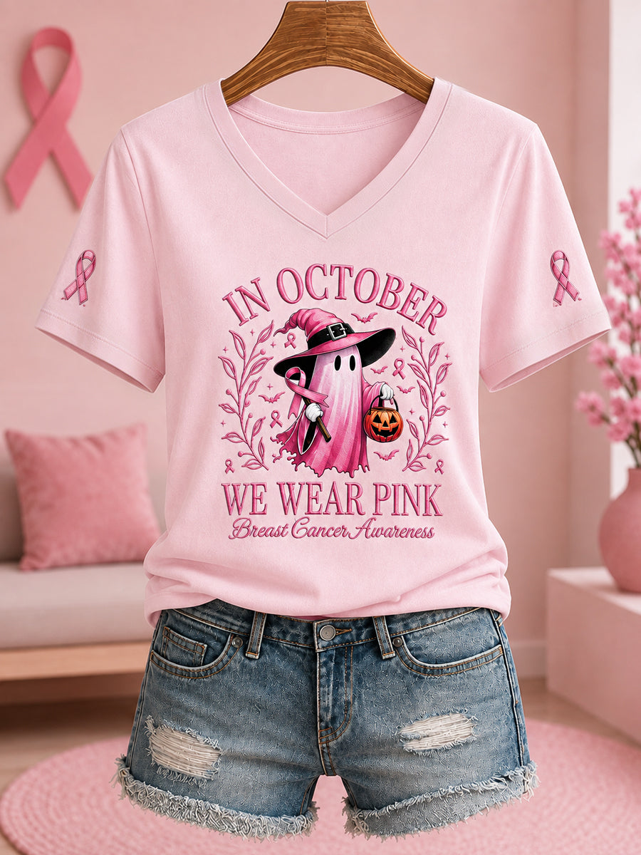 Vrouwen In oktober dragen we roze Halloween-roze spookprint T-shirt met V-hals ter ondersteuning van borstkankerbewustwording
