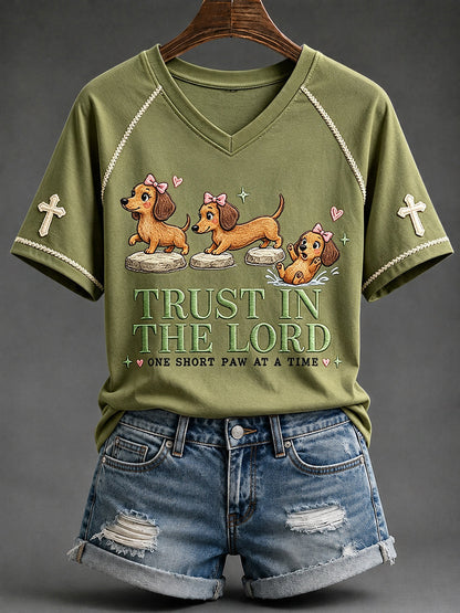 Vrouwenvertrouwen in de Heer Grappig christelijk teckelprint T-shirt met V-hals en korte mouwen