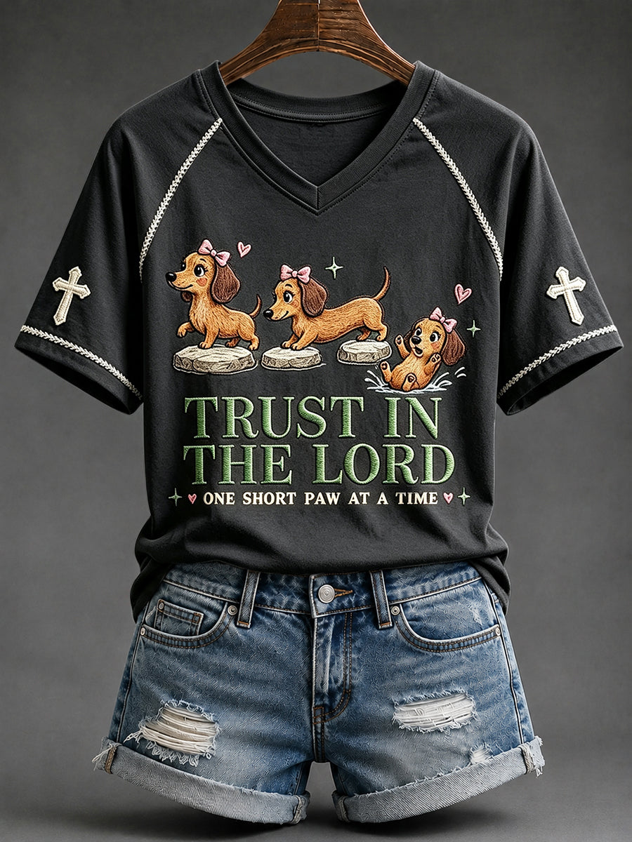Vrouwenvertrouwen in de Heer Grappig christelijk teckelprint T-shirt met V-hals en korte mouwen