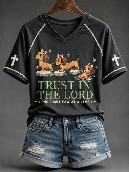 Vrouwenvertrouwen in de Heer Grappig christelijk teckelprint T-shirt met V-hals en korte mouwen