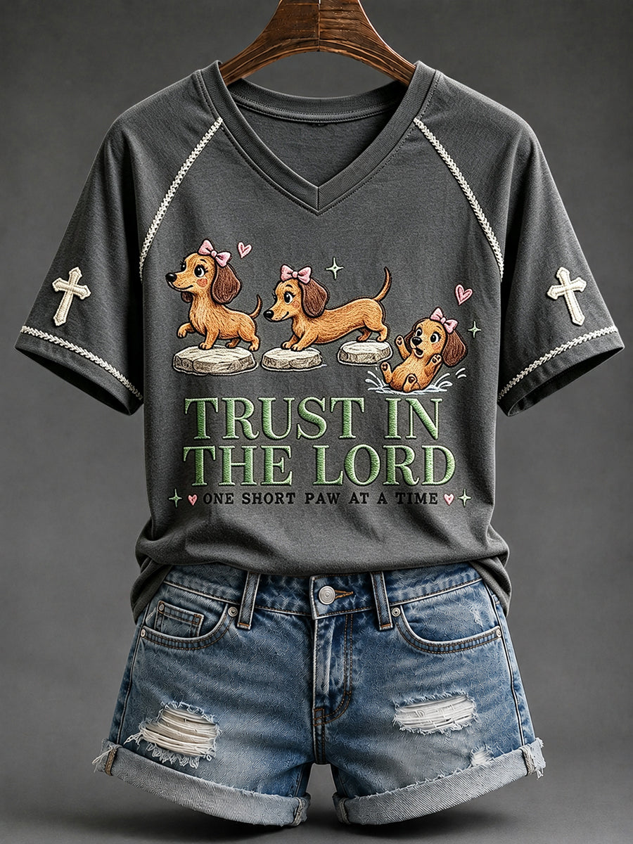 Vrouwenvertrouwen in de Heer Grappig christelijk teckelprint T-shirt met V-hals en korte mouwen