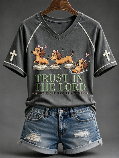 Vrouwenvertrouwen in de Heer Grappig christelijk teckelprint T-shirt met V-hals en korte mouwen