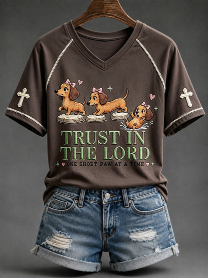 Vrouwenvertrouwen in de Heer Grappig christelijk teckelprint T-shirt met V-hals en korte mouwen