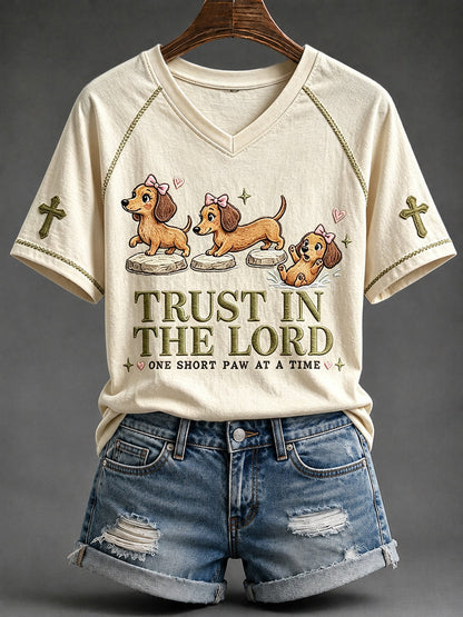 Vrouwenvertrouwen in de Heer Grappig christelijk teckelprint T-shirt met V-hals en korte mouwen
