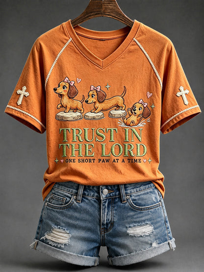 Vrouwenvertrouwen in de Heer Grappig christelijk teckelprint T-shirt met V-hals en korte mouwen