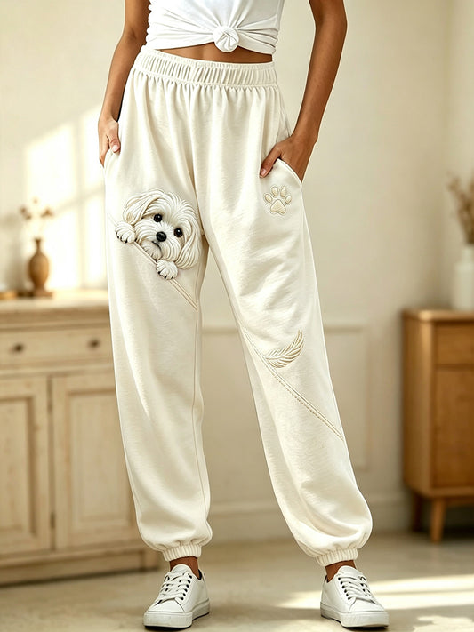 Damesbroek met schattige, uitstappende Maltezer en pootafdrukken, knus sweatpants