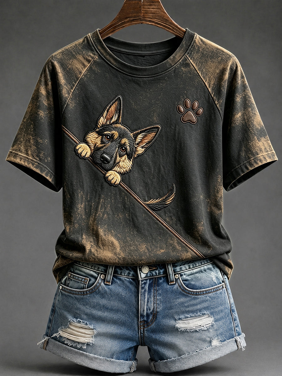 Schattig t-shirt voor dames met een Duitse herder die nieuwsgierig om de hoek kijkt en een ronde hals met korte mouwen
