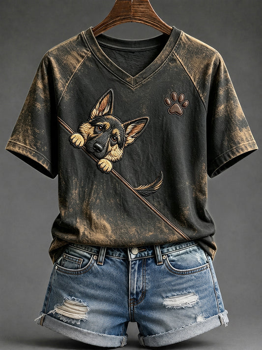 Schattig t-shirt voor dames met een Duitse herder die nieuwsgierig om de hoek kijkt en een pootafdruk, met V-hals en korte mouwen