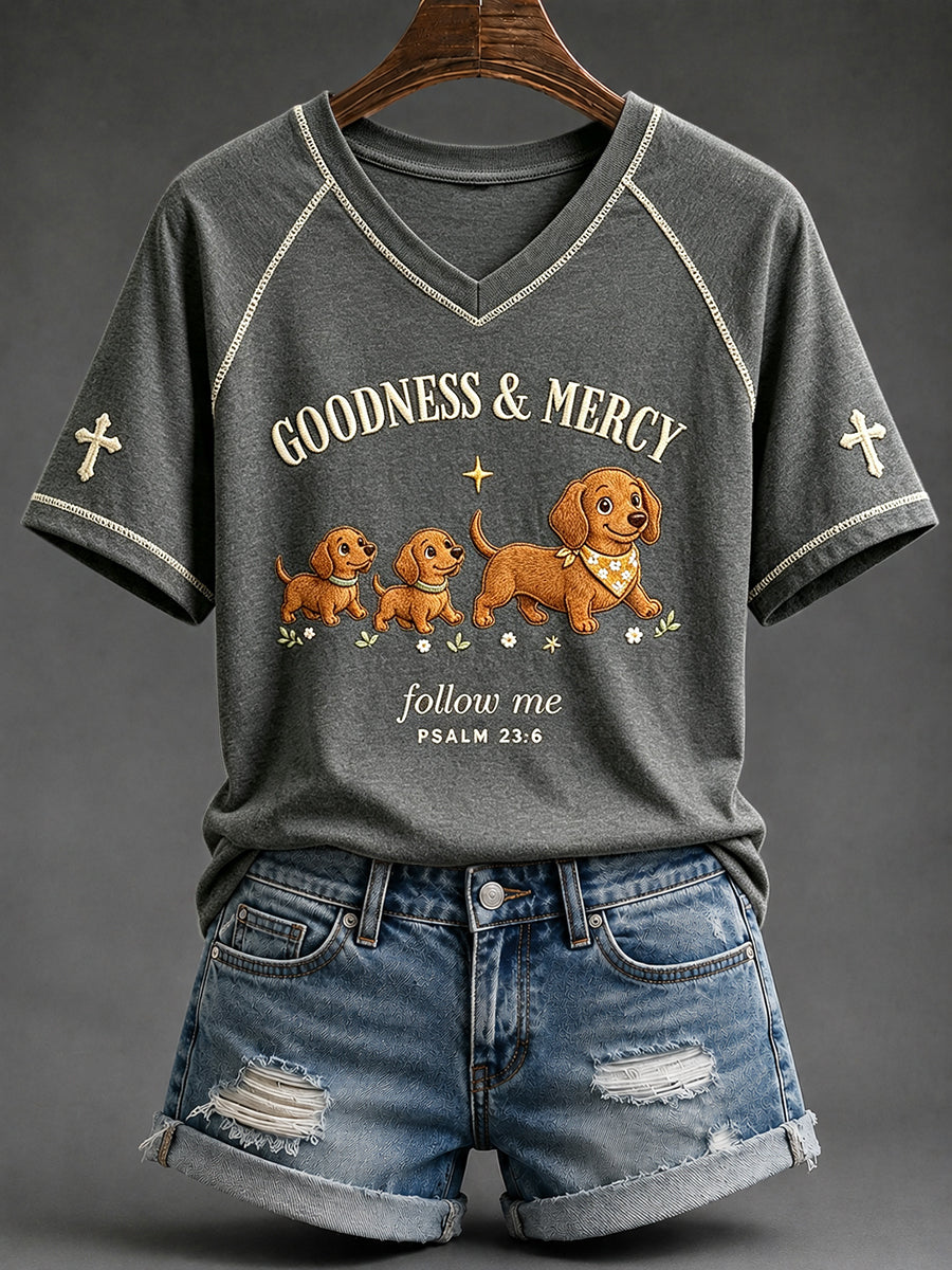 Women's Goodness & Mercy Teckel Follow Me Print V-hals T-shirt met korte mouwen
