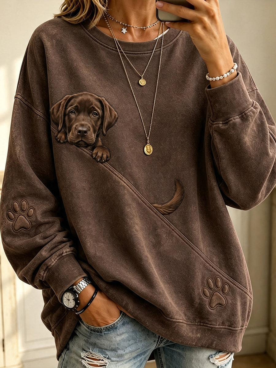 Casual sweatshirt voor dames met een uitglurende chocoladekleurige labrador retriever en pootafdrukken