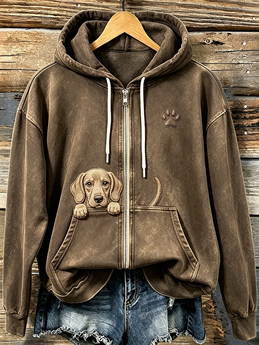 Damesmuts met schattige, uit zijn holletje glurende labradorhond en pootafdrukken, knusse hoodie met rits