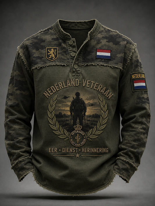 Herentop met lange mouwen in vintagestijl, voorzien van veteranthema‑camouflage en een herdenkingsprint