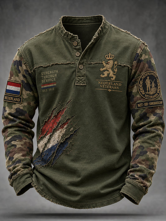 Herentop met lange mouwen in vintagestijl, voorzien van veteranthema‑camouflage en een herdenkingsprint